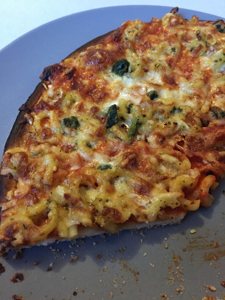 Pizza Pasta - also Pizza mit Nudelbelag. #nomnomnom
