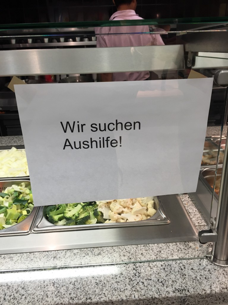 Aufschrift aud dem Zettel: Wir suchen Aushilfe. 