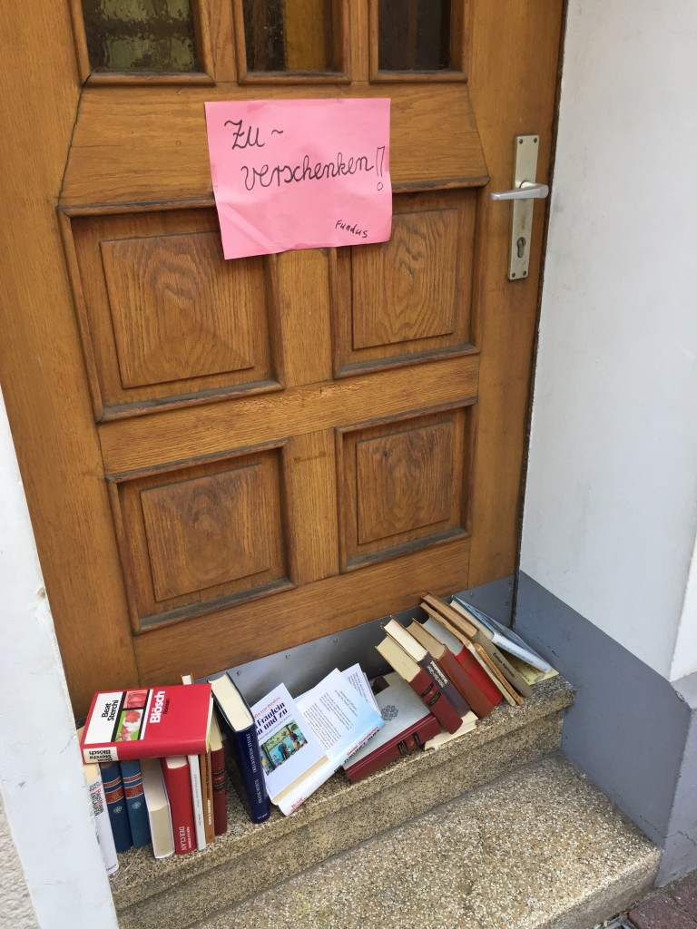 Zu verschenken: Bücher auf einer Treppe vor einer Haustür in der Ravensberger Straße. 