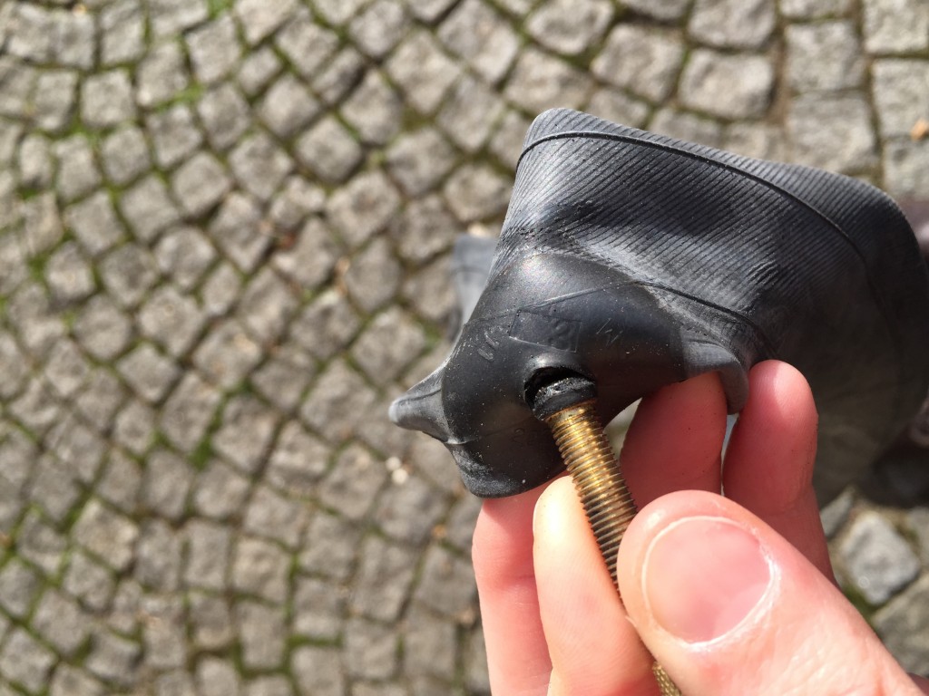 Großes Loch neben dem Ventil des Fahrradschlauches.