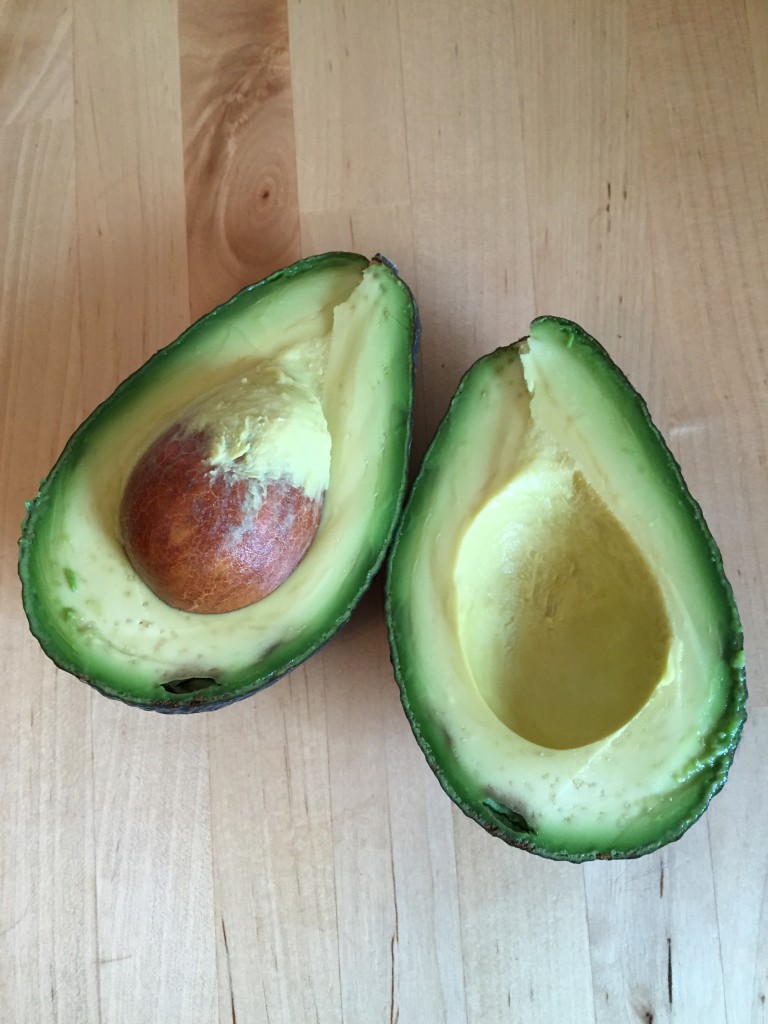 Aufgeschnittene Avocado der Sorte Hass. 