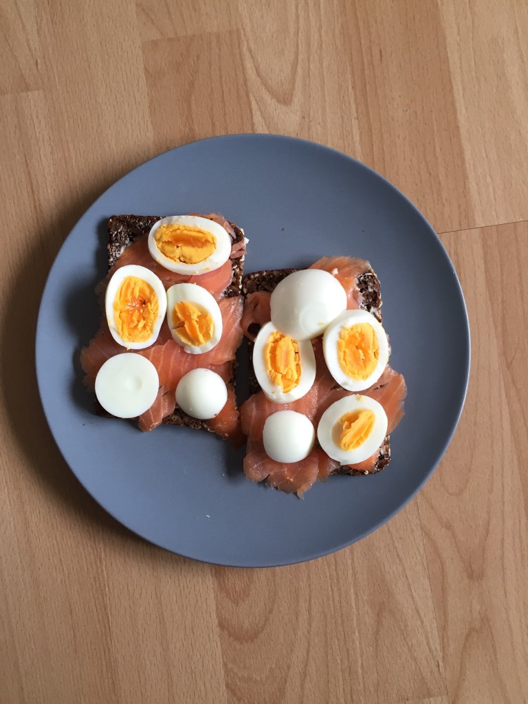 Vollkornbrot mit Lachs und Ei