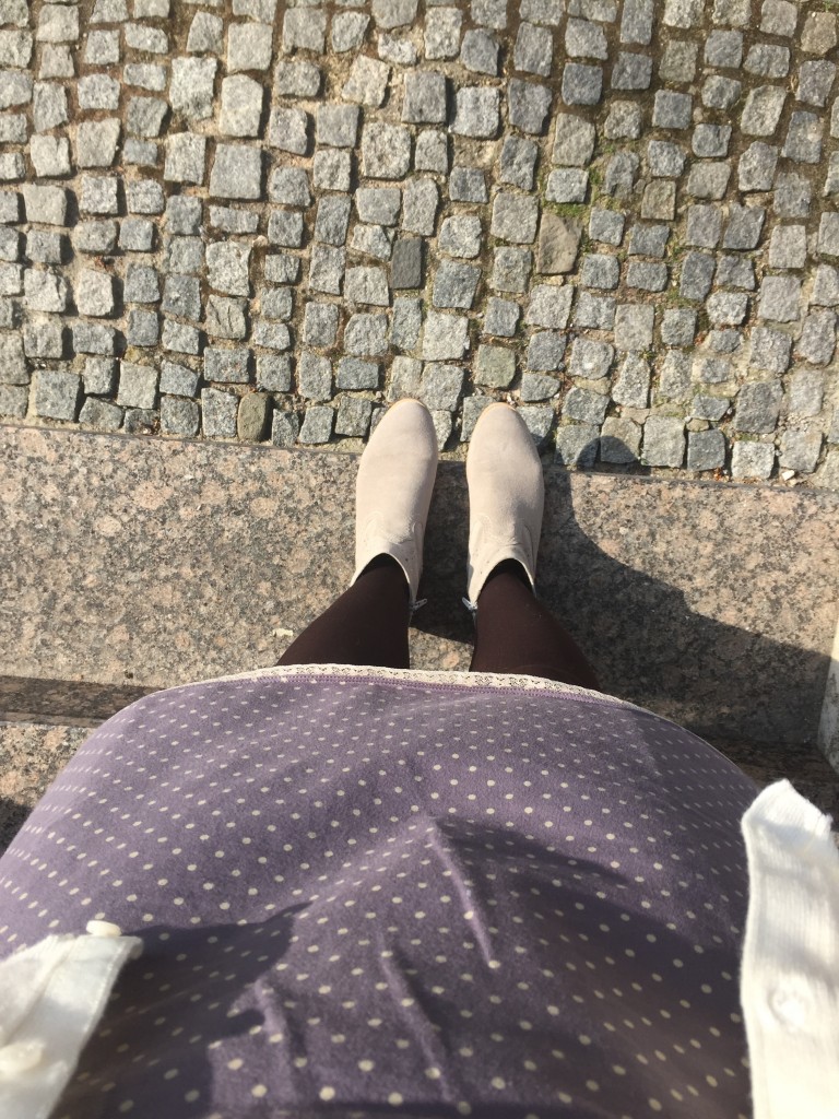 Taupefarbenes Kleid mit Pünktchen von Sorgenfri Sylt, dunkelbraune Strumpfhose, hellgraue Schuhe von Tamaris - achja, Frau die drin steckt: ich. ;)