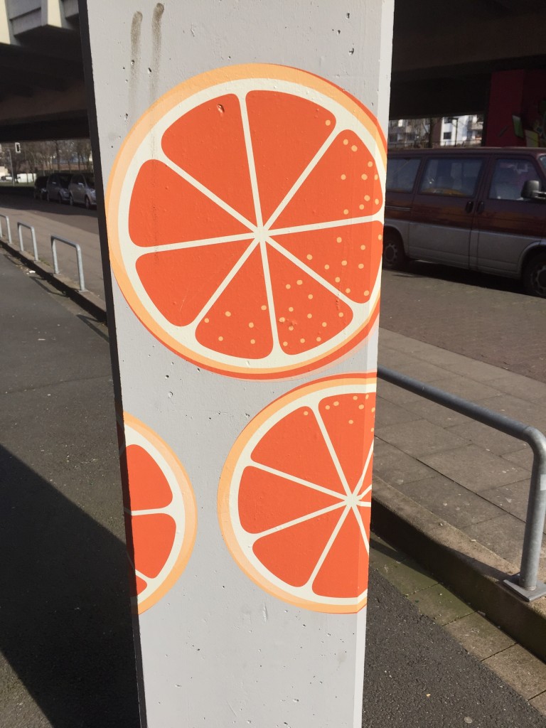 Pfeiler der "Orangenkiste" (Studentenwohnheim) in der Bielefelder Innenstadt, die mit Orangenscheiben bemalt wurden.