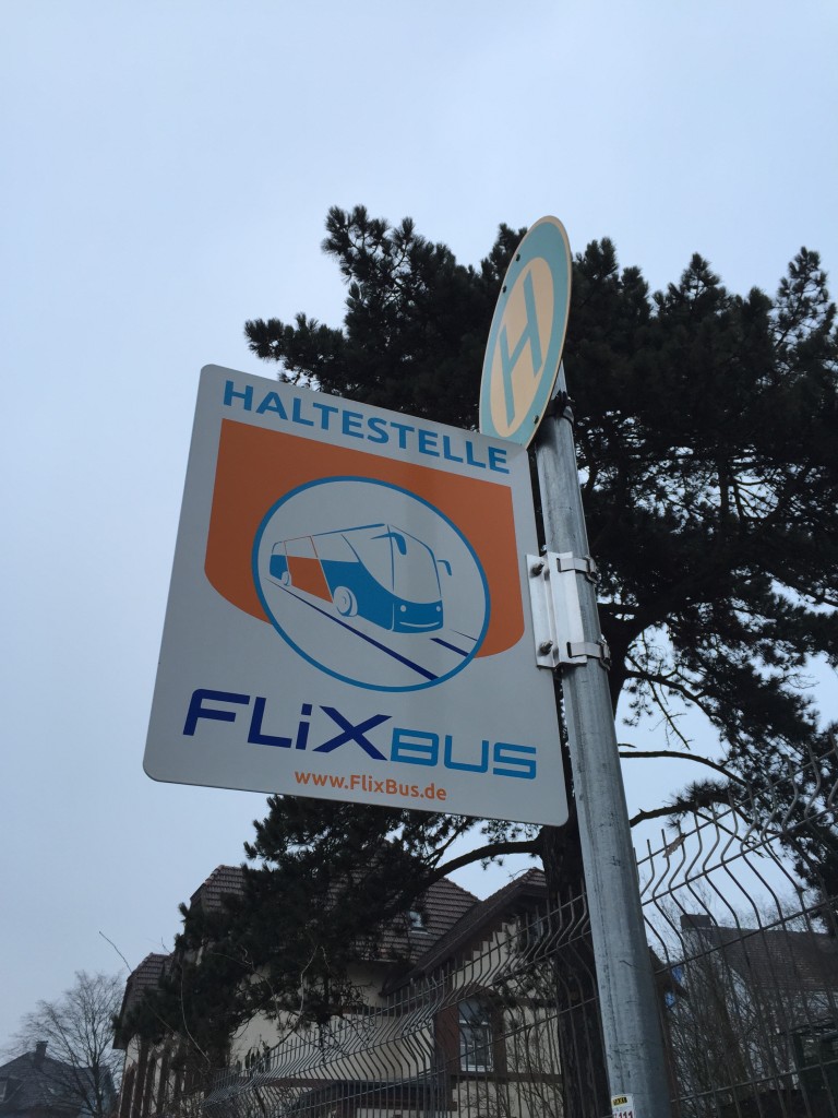 Schild einer Flixbus-Haltestelle