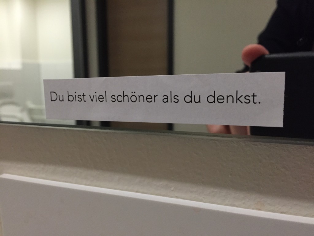 Aufkleber auf einem Spiegel: Du bist viel schöner als du denkst.