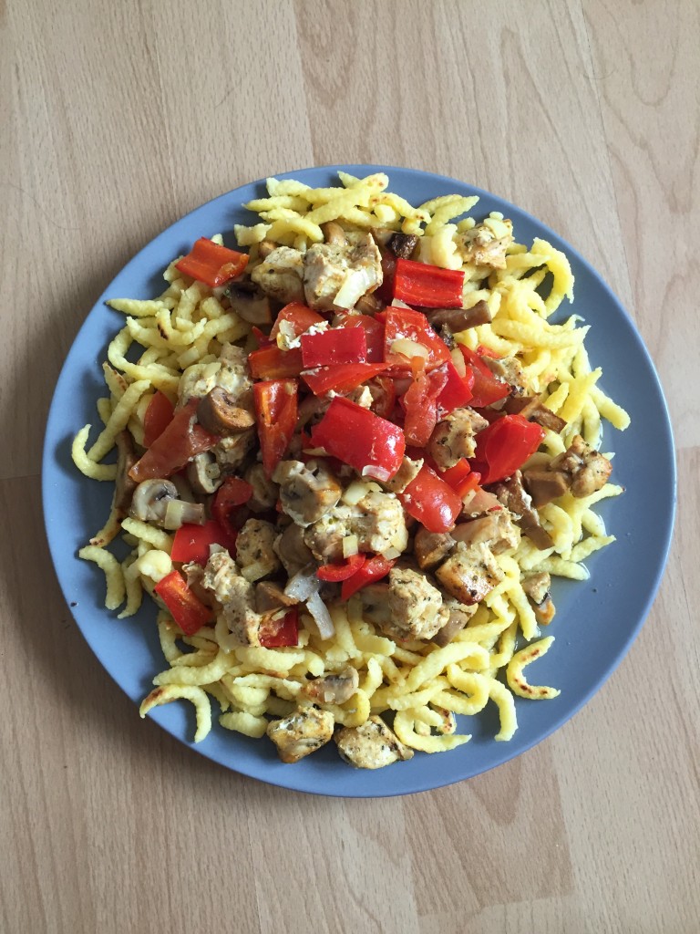 Spätzle mit Puten-Paprika-Champignon-Geschnetzelten aus dem Backofen