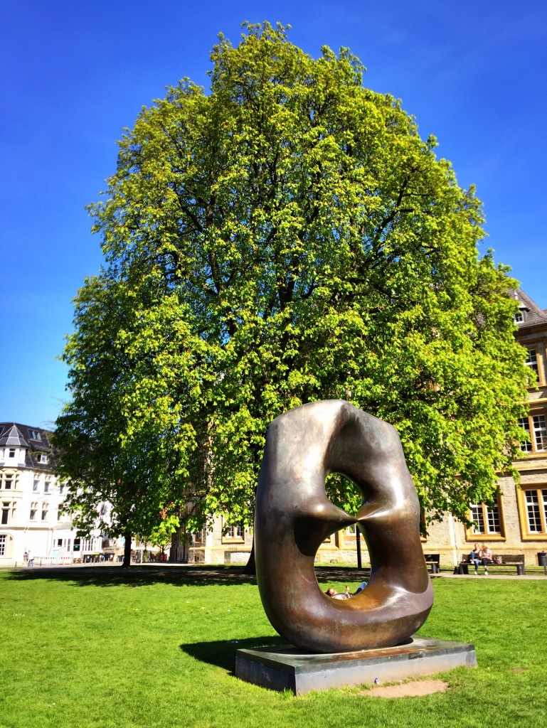 "Oval mit Spitzen", Kastanienbaum und jede Menge blauer Himmel <3