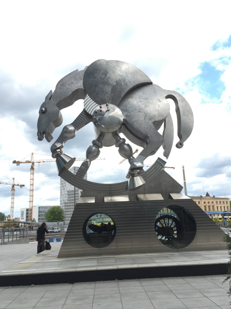 Skulptur "Rolling Horse" von Jürgen Goertz.