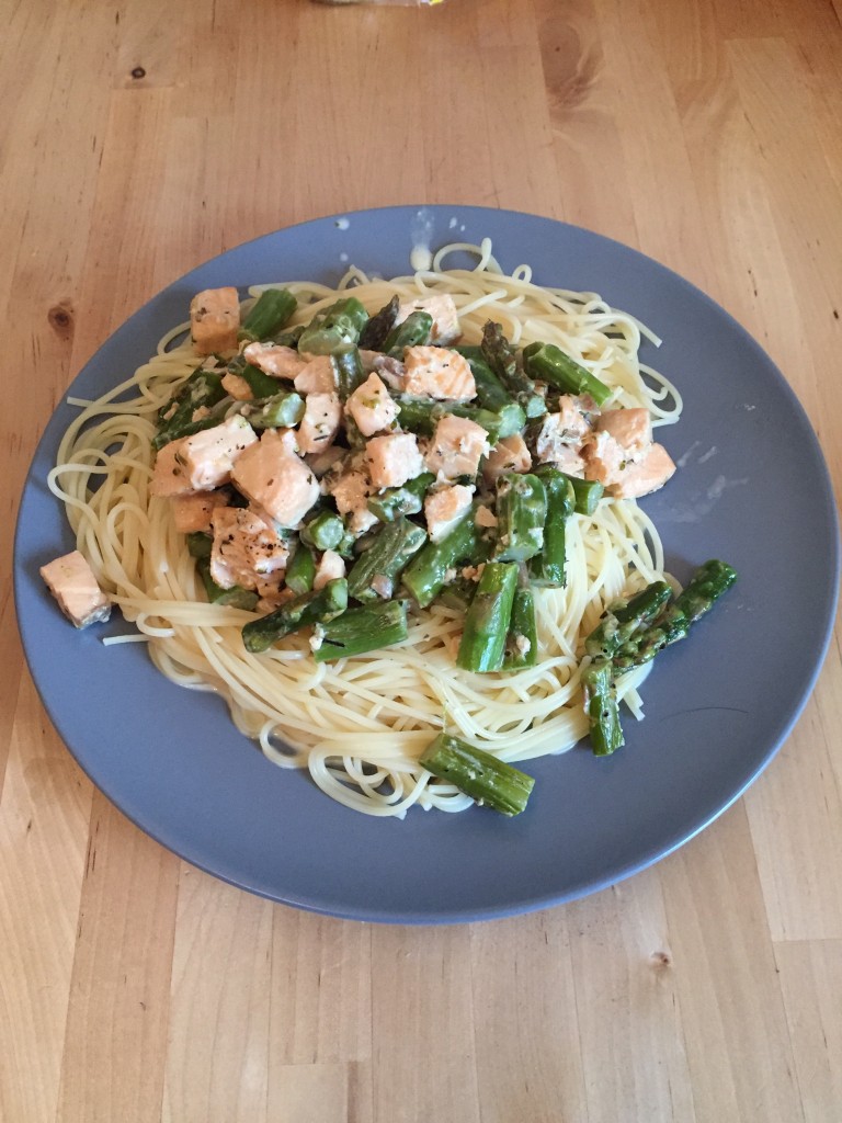 Grüner Spargel und Wildlachs in Sahnesauce - dazu Capellini. 