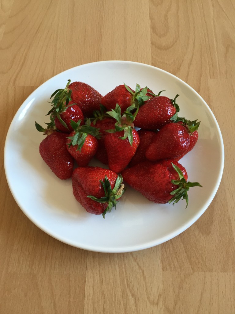 Erdbeeren auf einem weißen Teller.