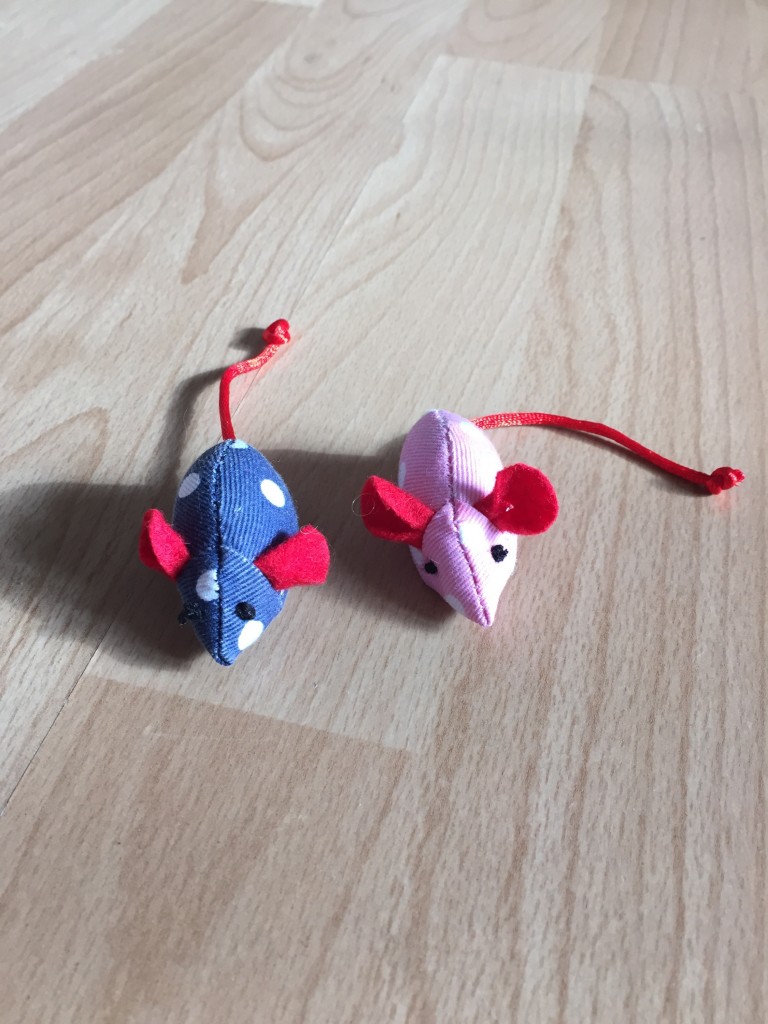 Spielmäuse in blau und rosa mit weißen Punkten und roten Ohren.