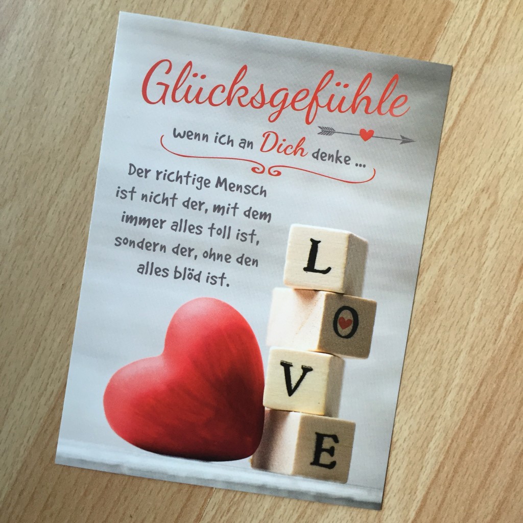 Text auf der Postkarte: Glücksgefühle, wenn ich an Dich denke... Der richtige Mensch ist nicht der, mit dem immer alles toll ist, sondern der, ohne den alles blöd ist. Photo: Shutterstock